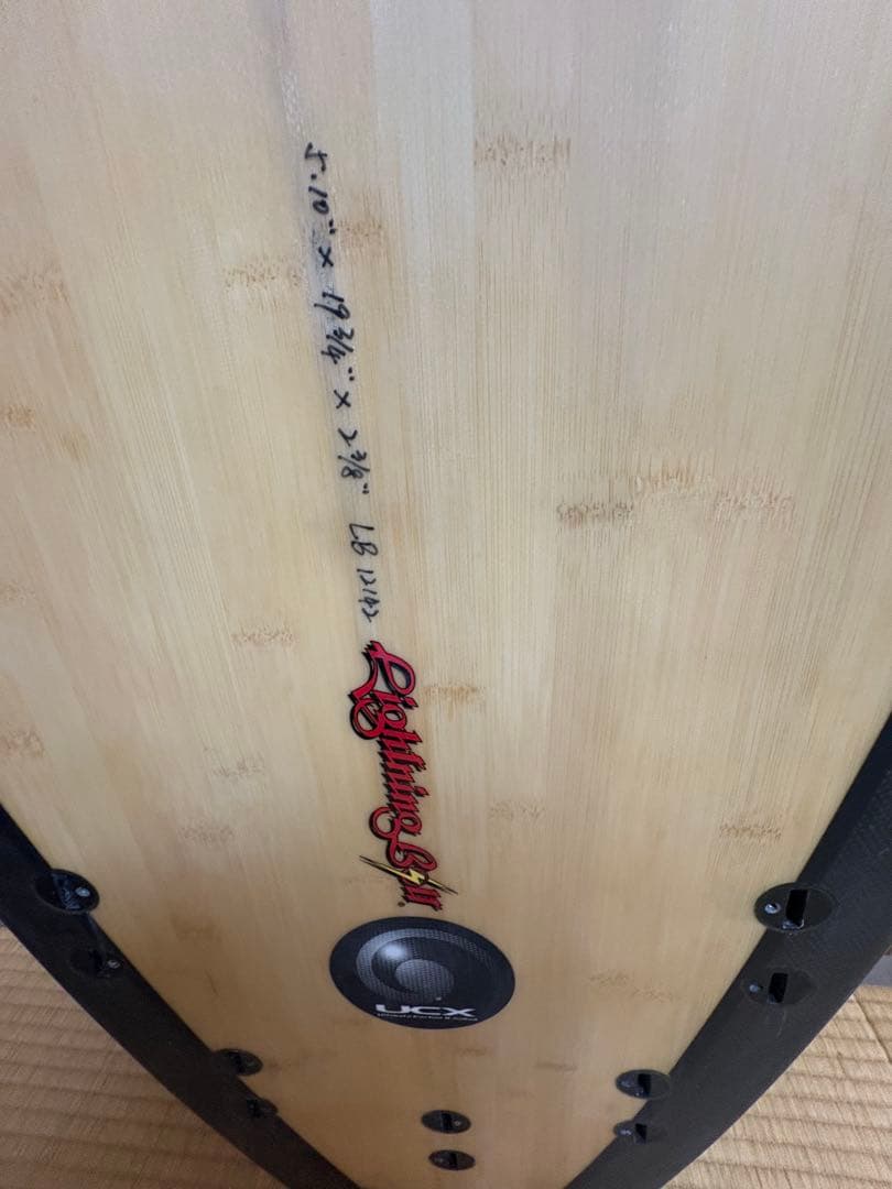 貴重な最新型ライトニングボルトバンブー素材のショートボード 黒い稲妻デザイン