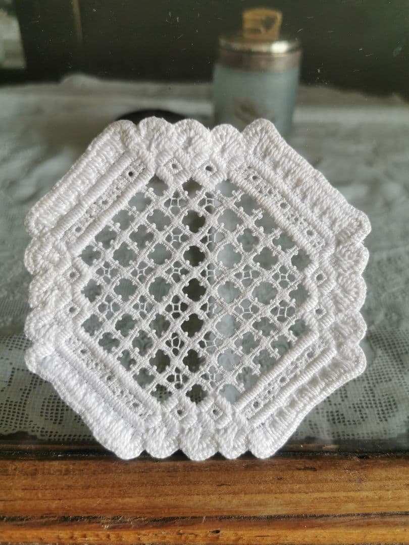 アンティーク北欧 ハーダンガー緻密な総刺繍レースコースター スクエアドイリー