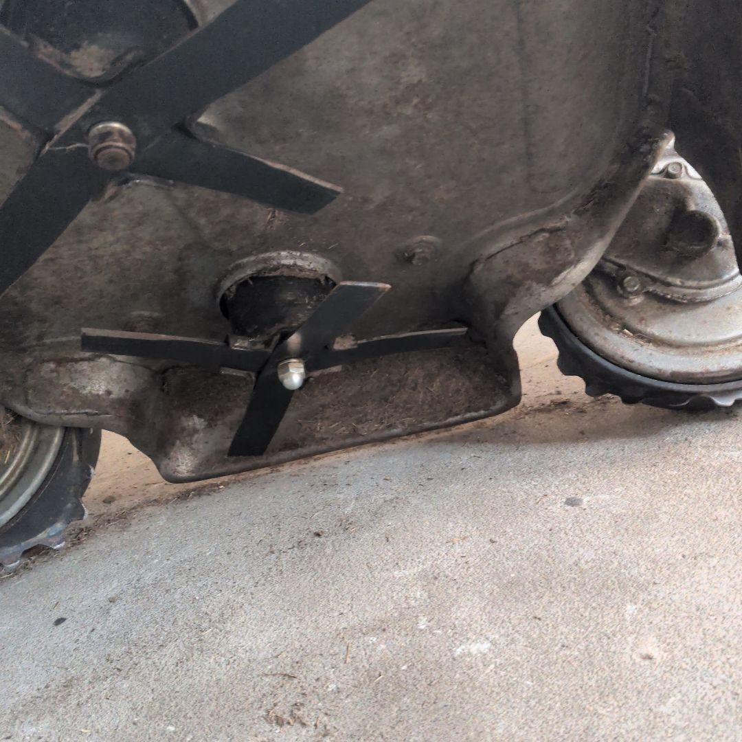 AGRI スピリット 4WD 芝刈り機、新品歯4枚付き。