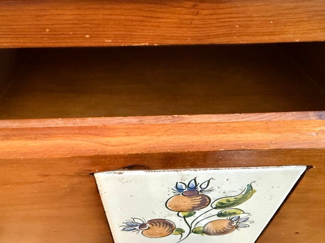誠工舎　花柄タイル装飾　木製チェスト