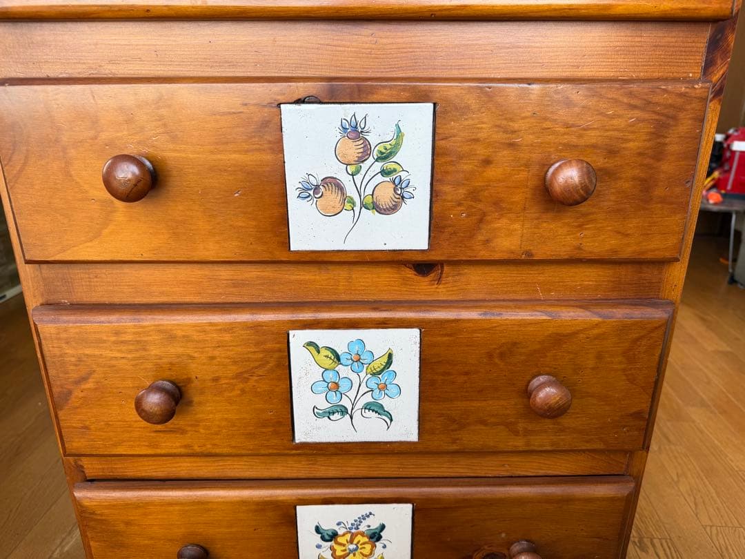 誠工舎　花柄タイル装飾　木製チェスト