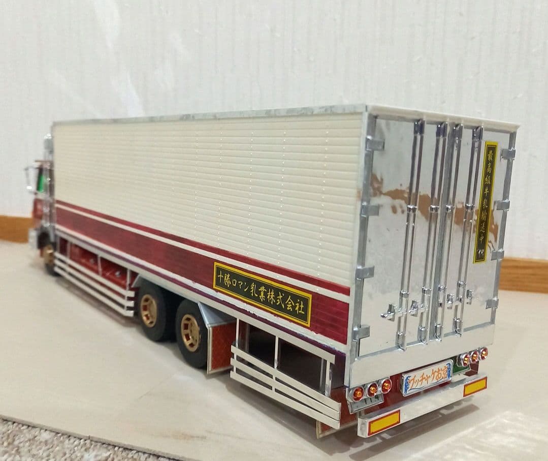 アオシマ1/32　デコトラプラモデル完成品 日野スーパードルフィン