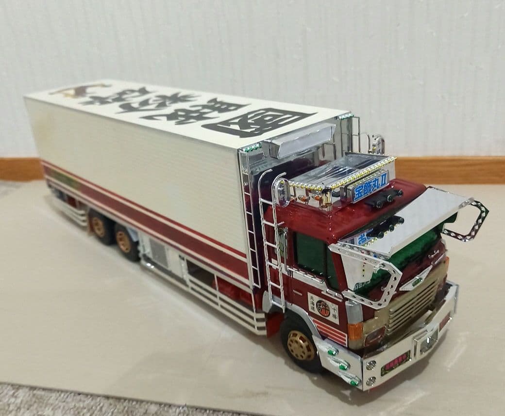 アオシマ1/32　デコトラプラモデル完成品 日野スーパードルフィン