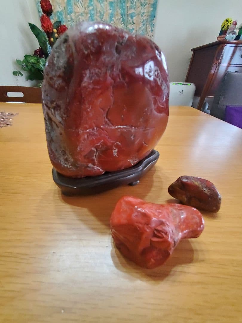 天然石 佐渡赤石　木製スタンド付き 1910g　本日 最終値下げです。