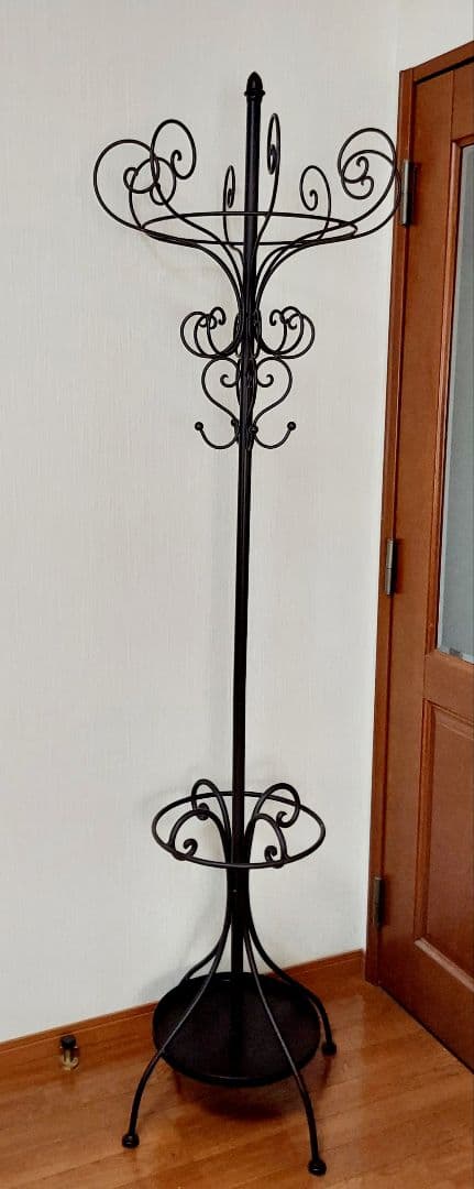 傘立ても付いてとっても便利に使えるアンティーク風のアイアンコートハンガー