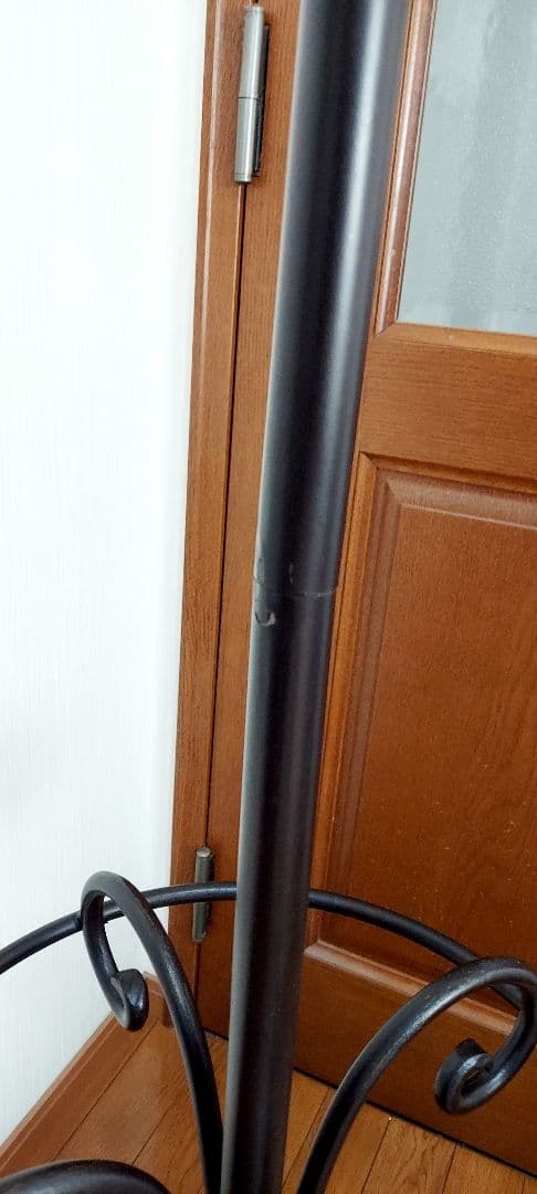 傘立ても付いてとっても便利に使えるアンティーク風のアイアンコートハンガー