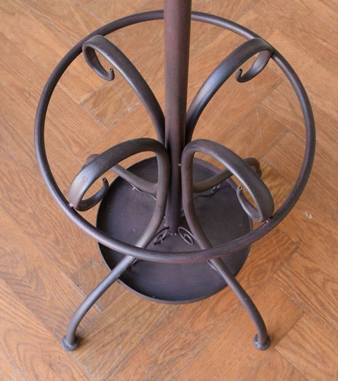 傘立ても付いてとっても便利に使えるアンティーク風のアイアンコートハンガー