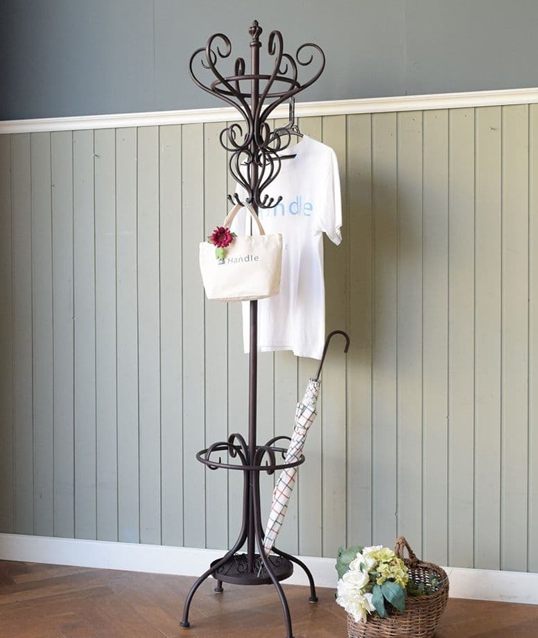 傘立ても付いてとっても便利に使えるアンティーク風のアイアンコートハンガー
