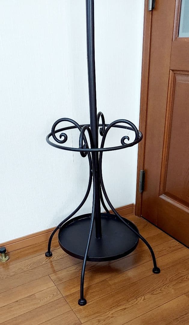 傘立ても付いてとっても便利に使えるアンティーク風のアイアンコートハンガー