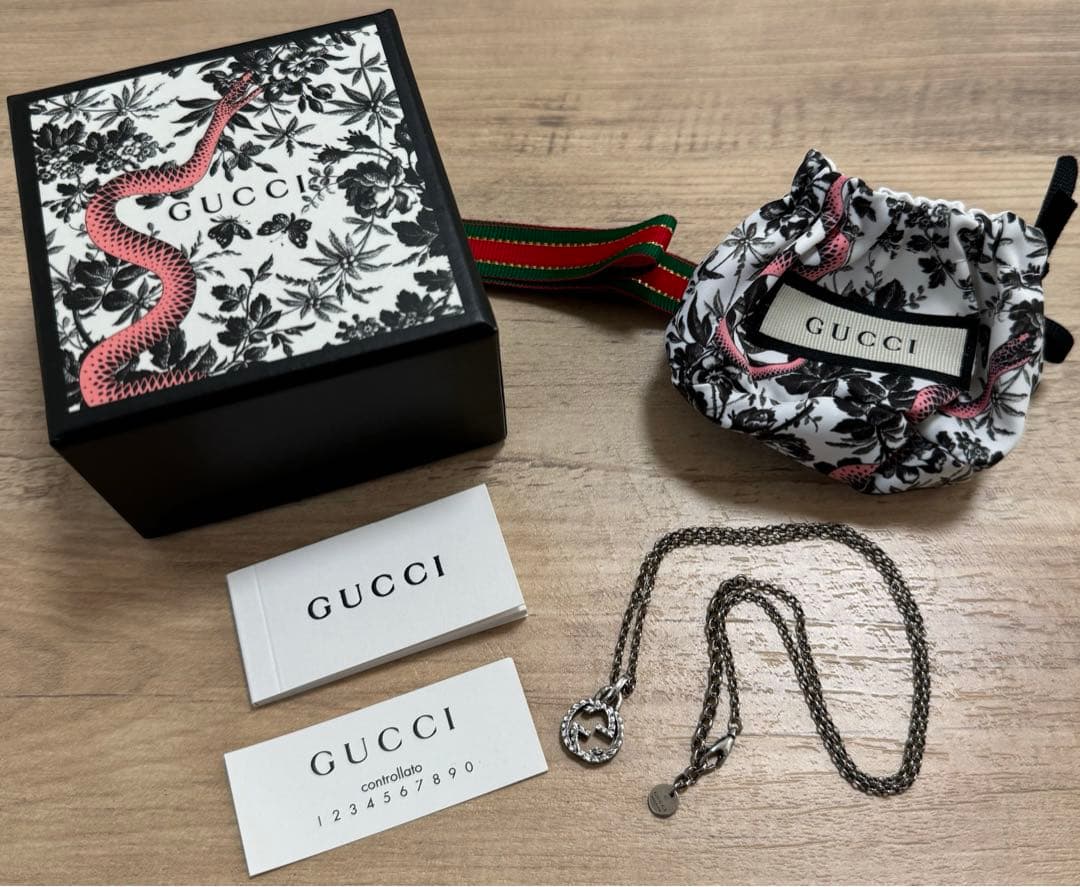 GUCCI グッチ シルバー ロゴペンダント ネックレス