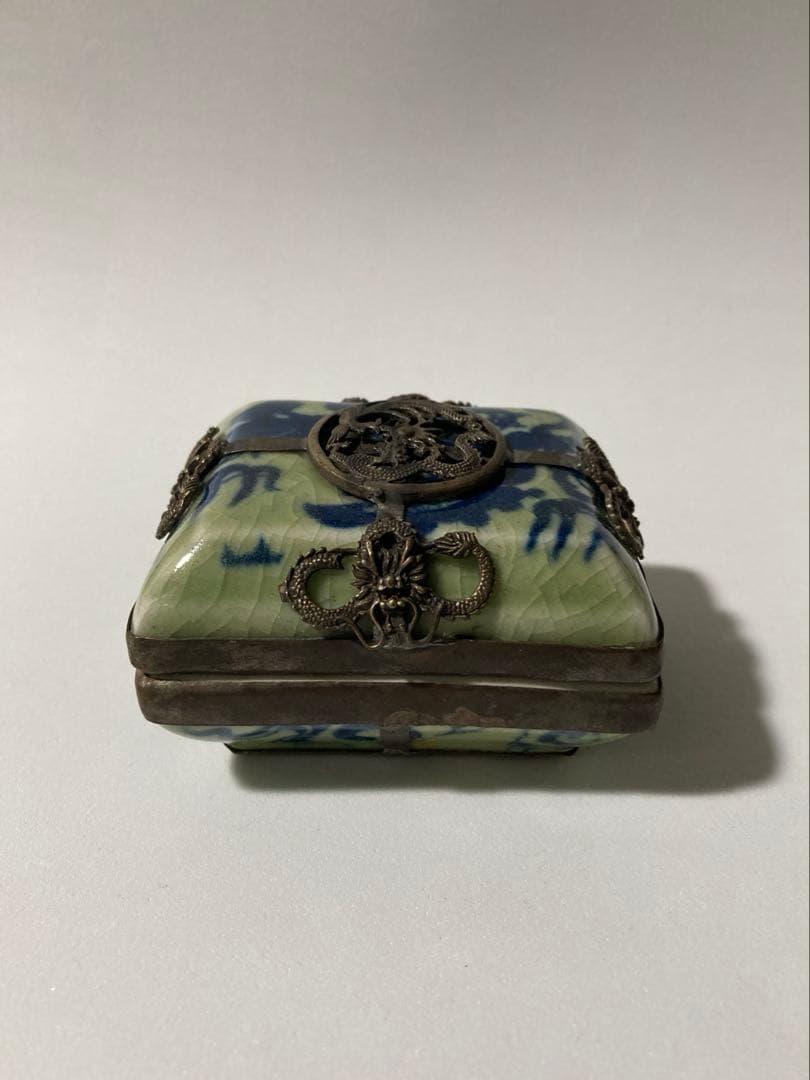 金工足銀 光緒年製刻印 龍金具染付唐子図 蓋物 小物入