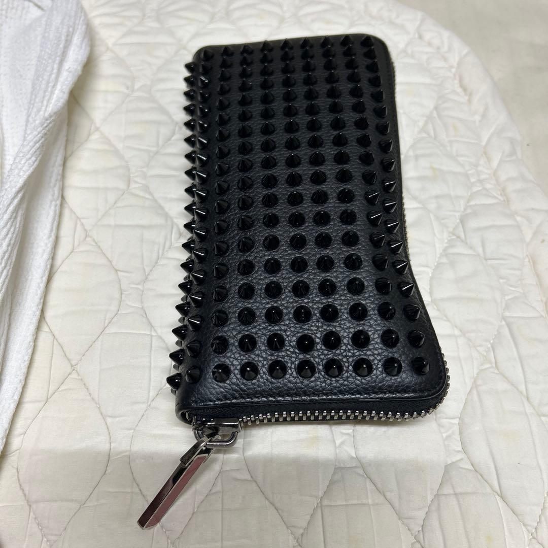 黒 スタッズ付き レザー長財布
