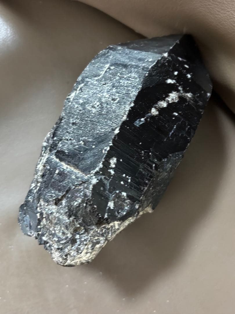 黒水晶　モリオン　原石　木製スタンド付き　2.3kg 特大結晶　パワーストーン