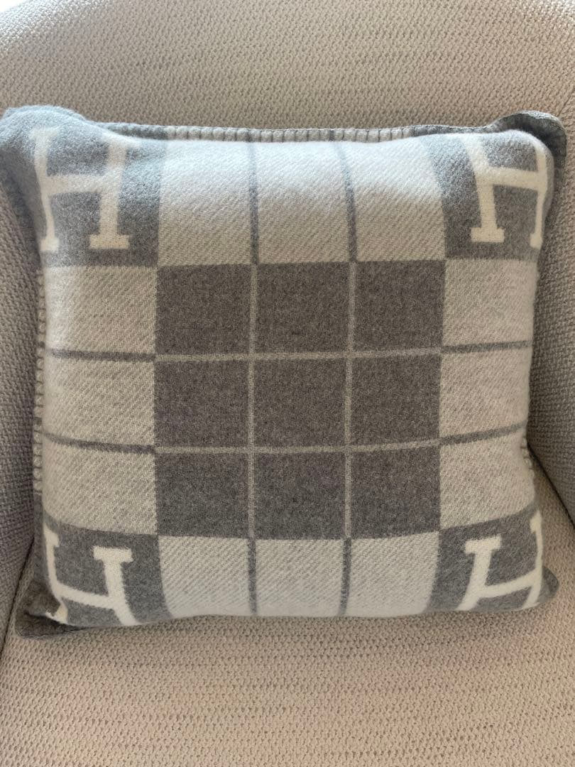 新品、未使用、タグ付！エルメス⭐︎クッション　PM グレー　アヴァロンIII