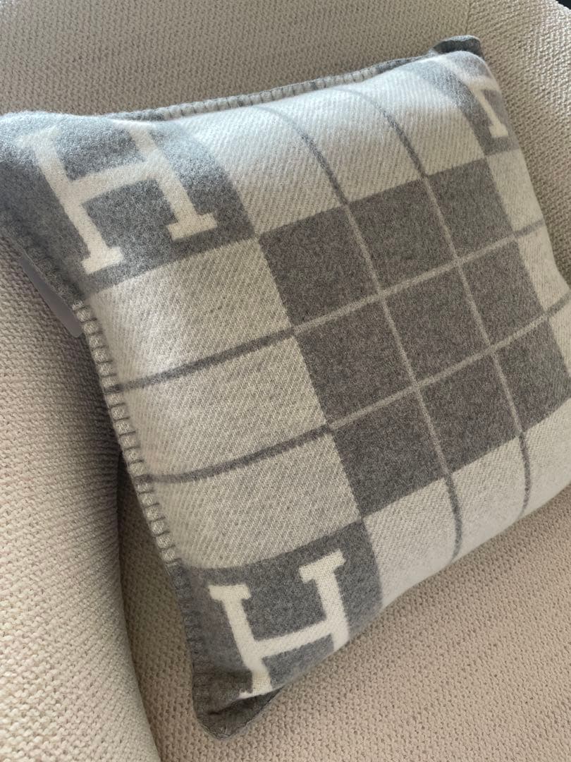 新品、未使用、タグ付！エルメス⭐︎クッション　PM グレー　アヴァロンIII