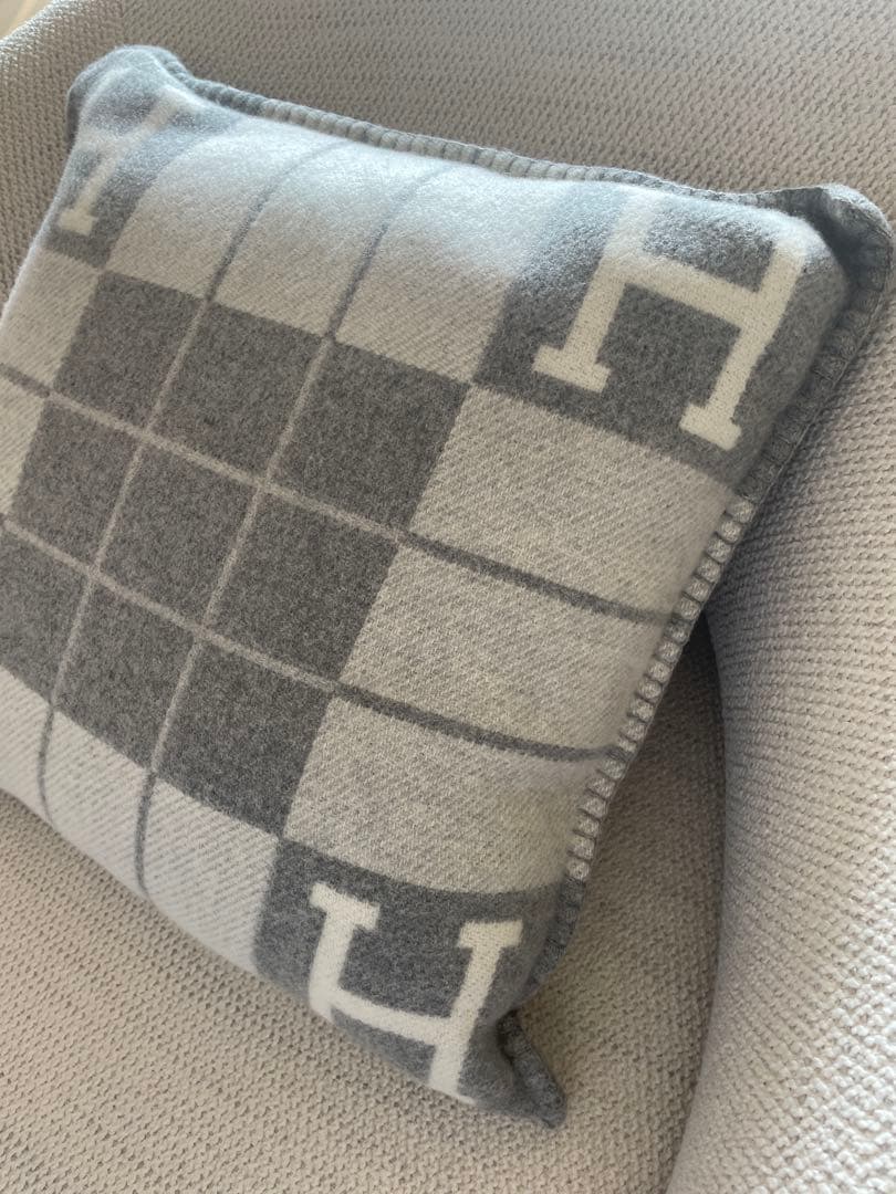 新品、未使用、タグ付！エルメス⭐︎クッション　PM グレー　アヴァロンIII