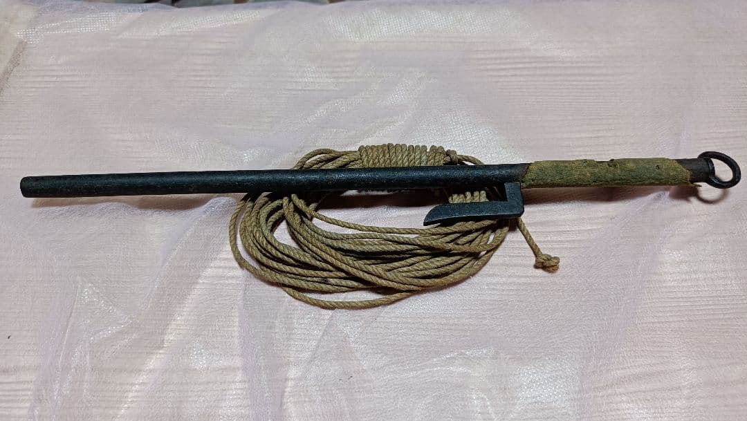 金属製丸刀 十手とお縄　紐付環　鉄製　武具　　骨董時代物　現状品