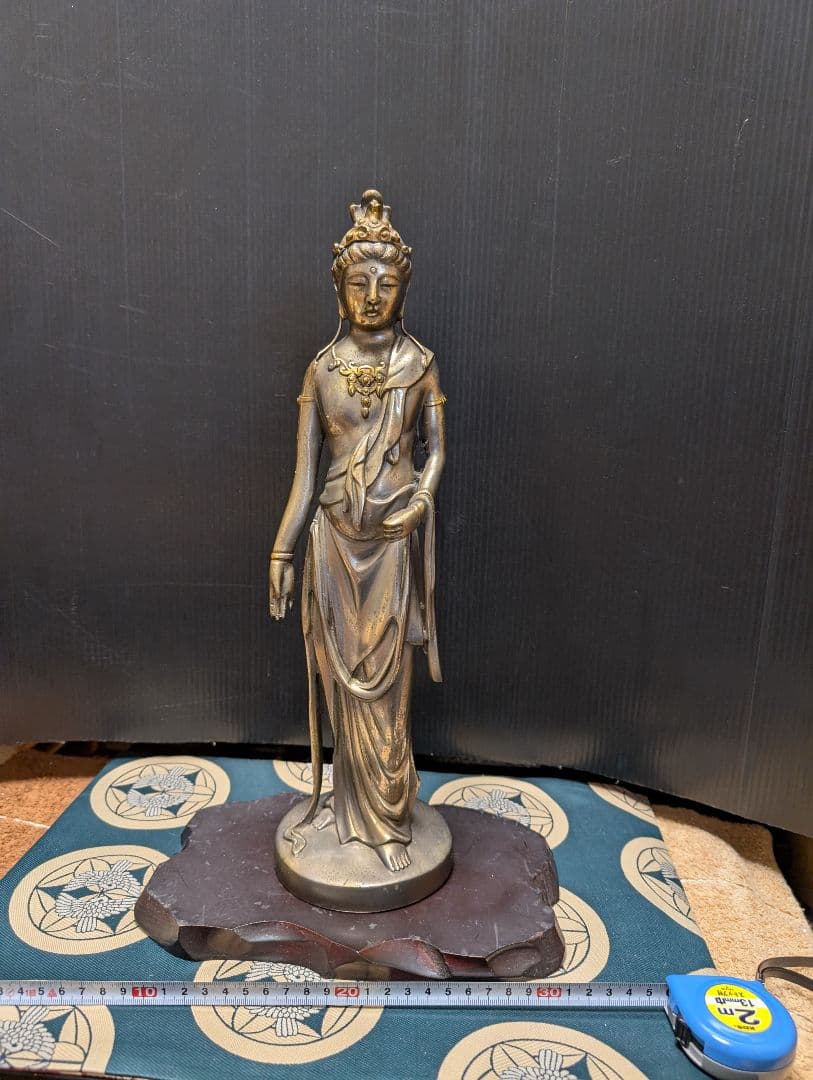 金属製仏像 約30cm 黒い台座付き