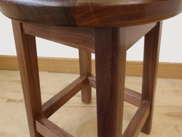 北海道手作り家具　ウォールナット材　スツールA