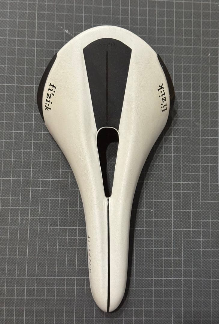fizik Aliante R3 openサドル ホワイト　レギュラーサイズ