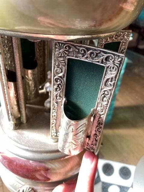 装飾的なオニキスランプスタンド