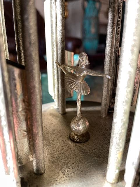 装飾的なオニキスランプスタンド