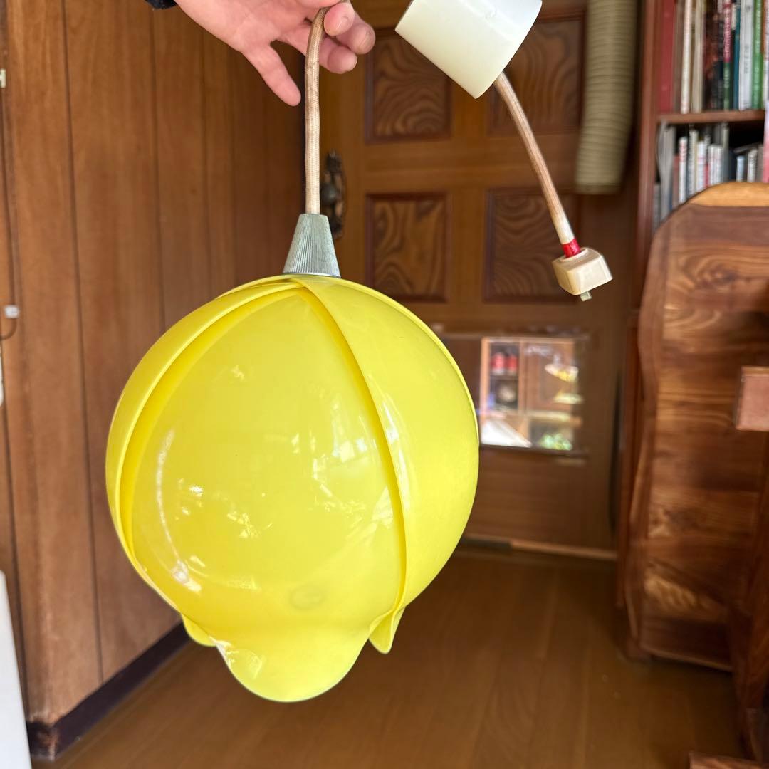 昭和レトロ　吊り下げ照明　黄色チューリップ型ペンダントライト　イエロー