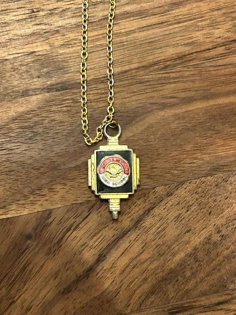 ビンテージカレッジチャーム　ペンダント USA チャーム　サリアーズビル