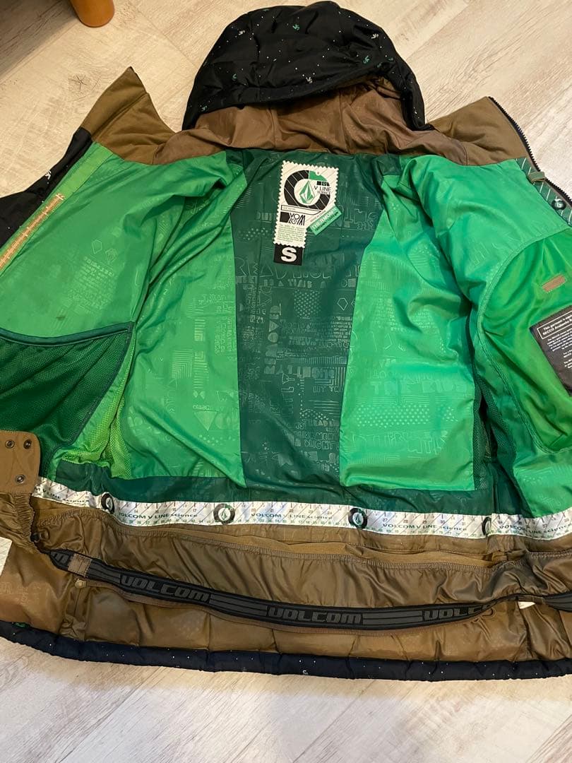 レア　VOLCOM スノーボードジャケット Sサイズ　タウン用でも