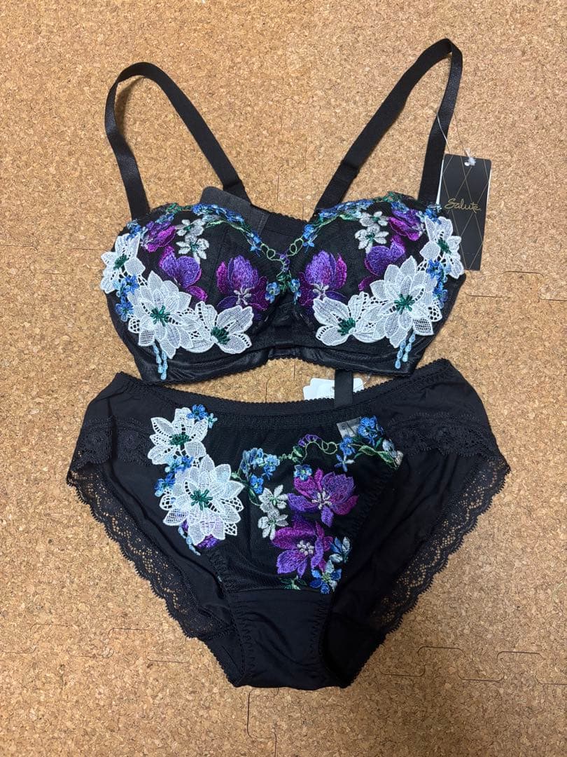 新品ワコール　サルート　ブラジャーD65ショーツLサイズ