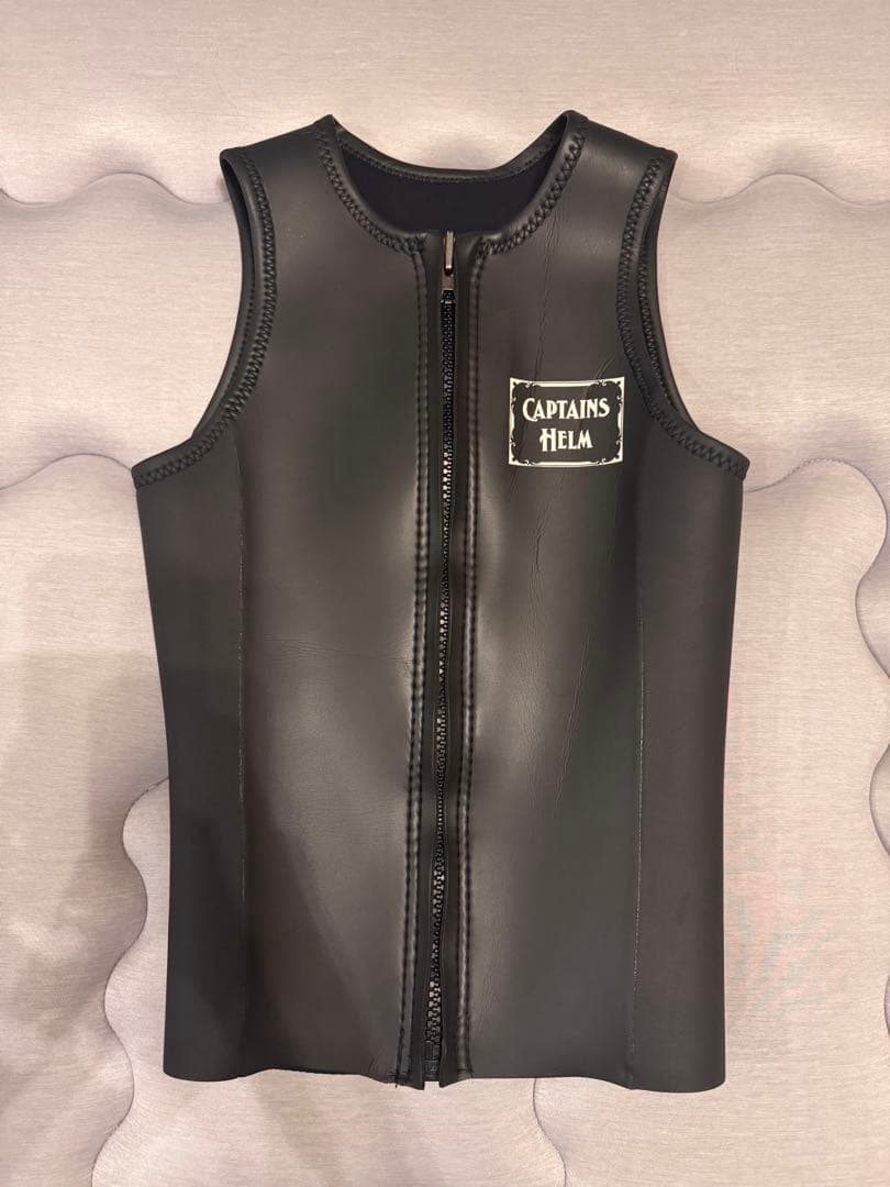 AIDENTIFY×CAPTAINS HELM ベスト
