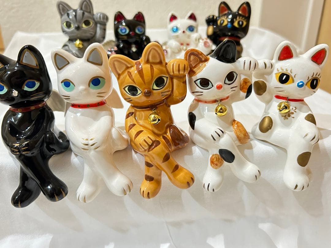 足組み招き猫　　招き猫　天使