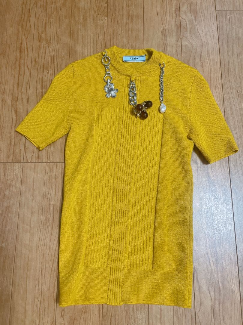 プラダ　正規品　ペンダント付きイエローニット　ファッションショー　ランウェイ秋冬