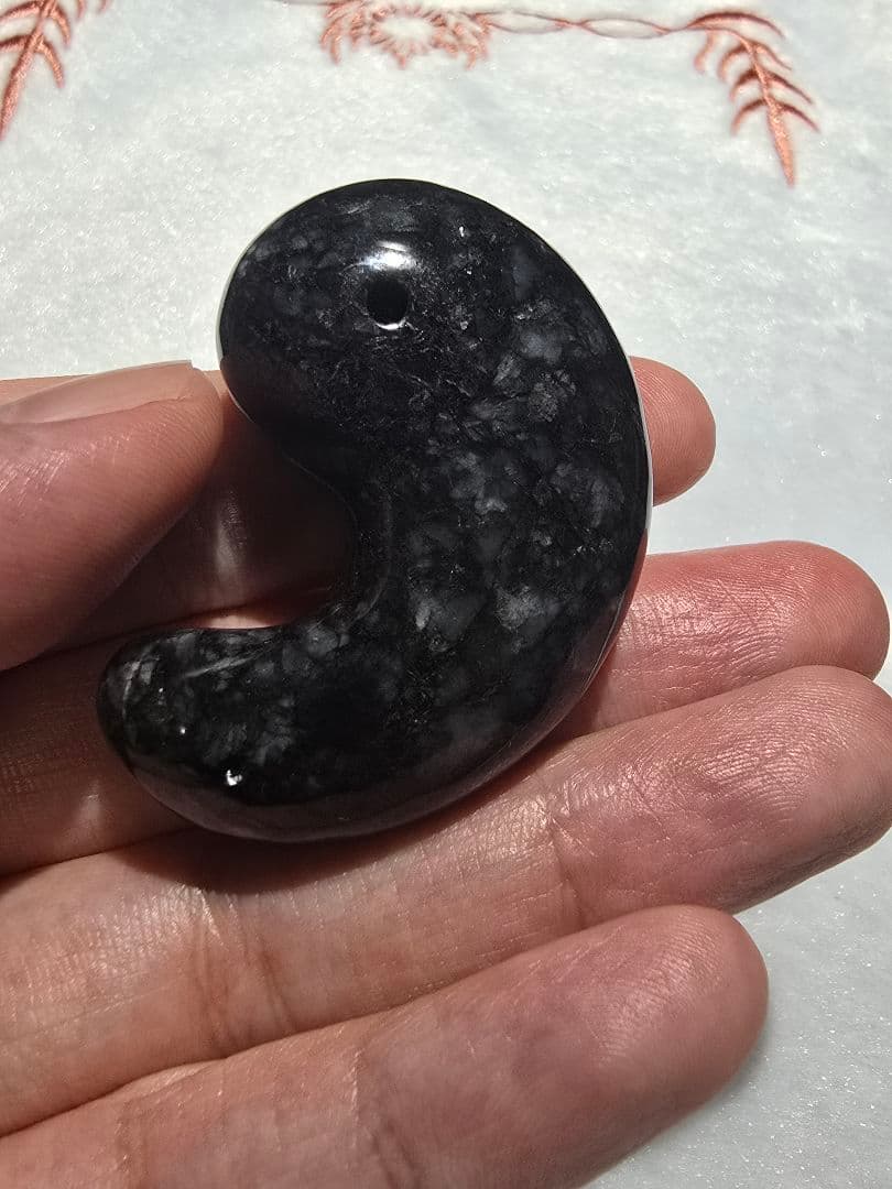 2 黒翡翠　天然　翡翠　大型　勾玉　天然石　レア物　ヒスイ　天然石　鉱物　勾玉