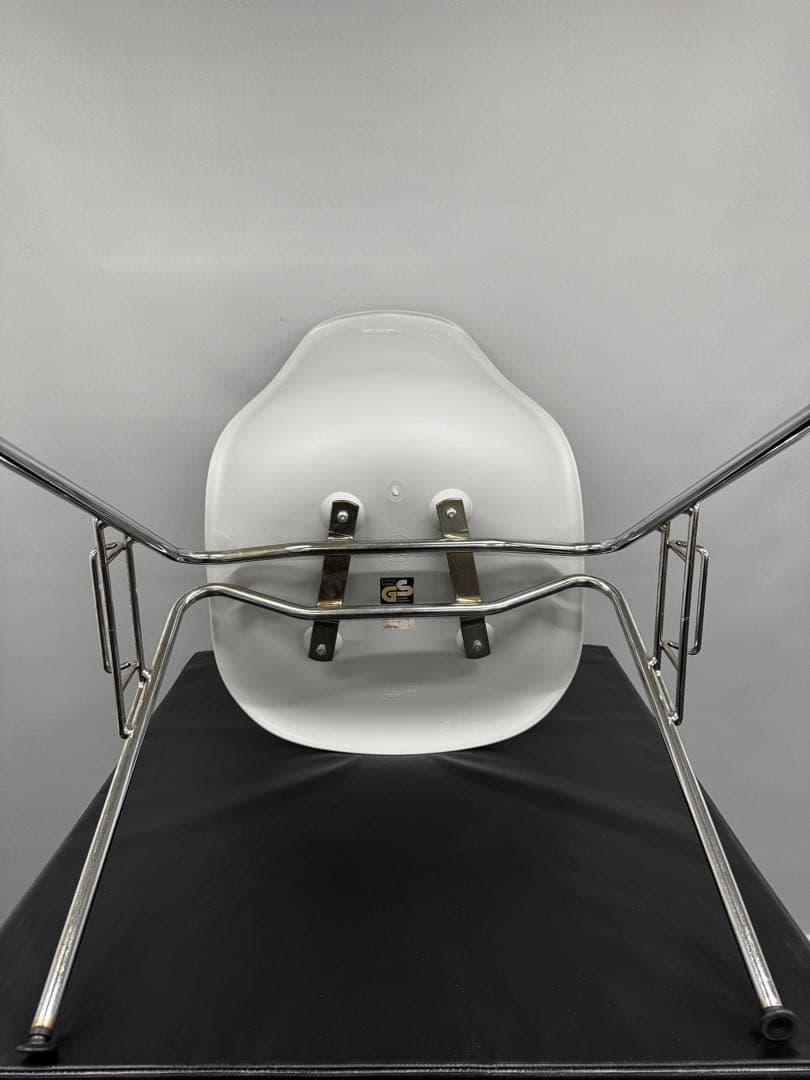 今月まで掲載vitra eames STACKING Chair