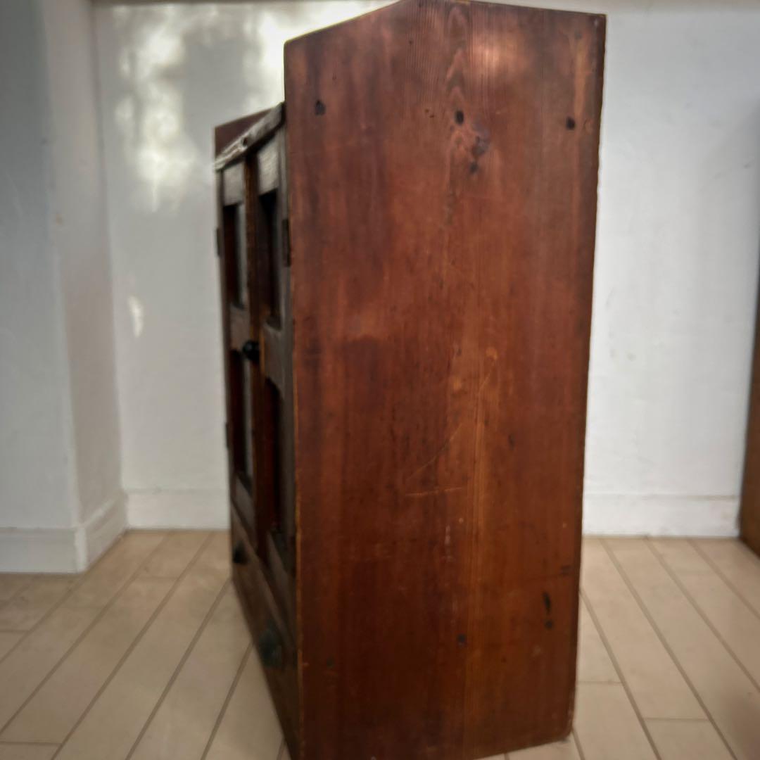 小柄な古家具の棚