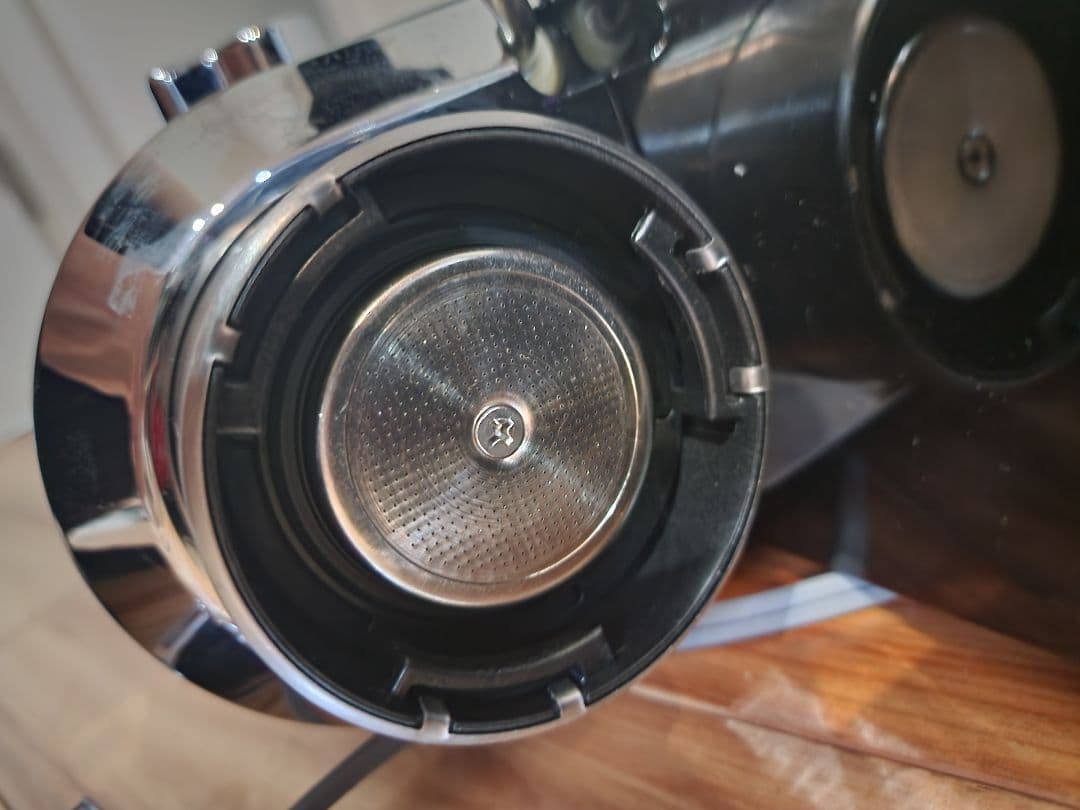 【値下げ】デロンギ エスプレッソ・カプチーノメーカー デディカ EC680BK