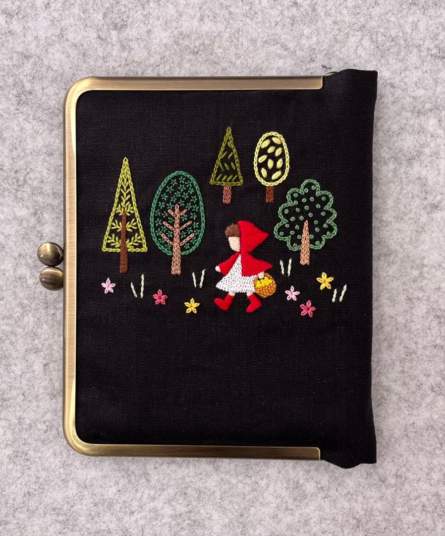 ハンドメイド　手刺繍　がま口ブックカバー☆ まつぼっくりです