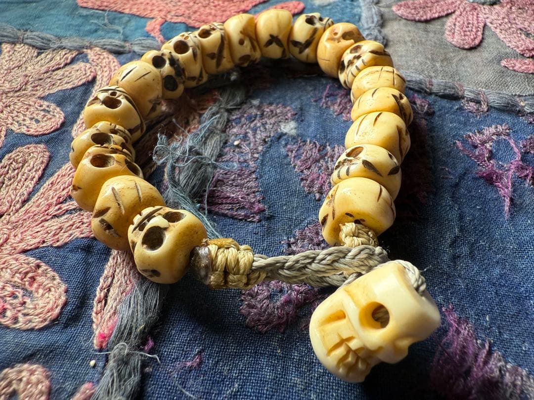 羊骨スカルビーズとチベット髑髏(チティパティ)のブレスレット　ハンドメイド