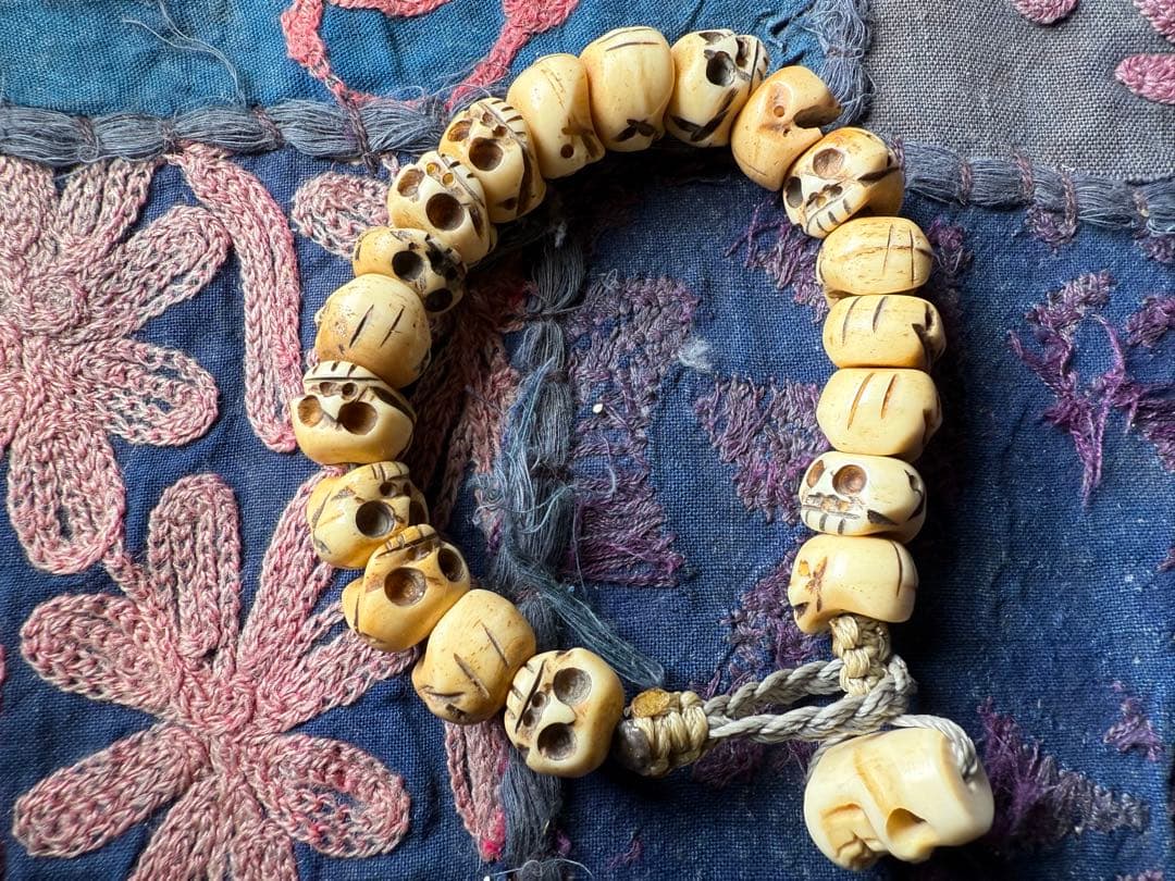 羊骨スカルビーズとチベット髑髏(チティパティ)のブレスレット　ハンドメイド