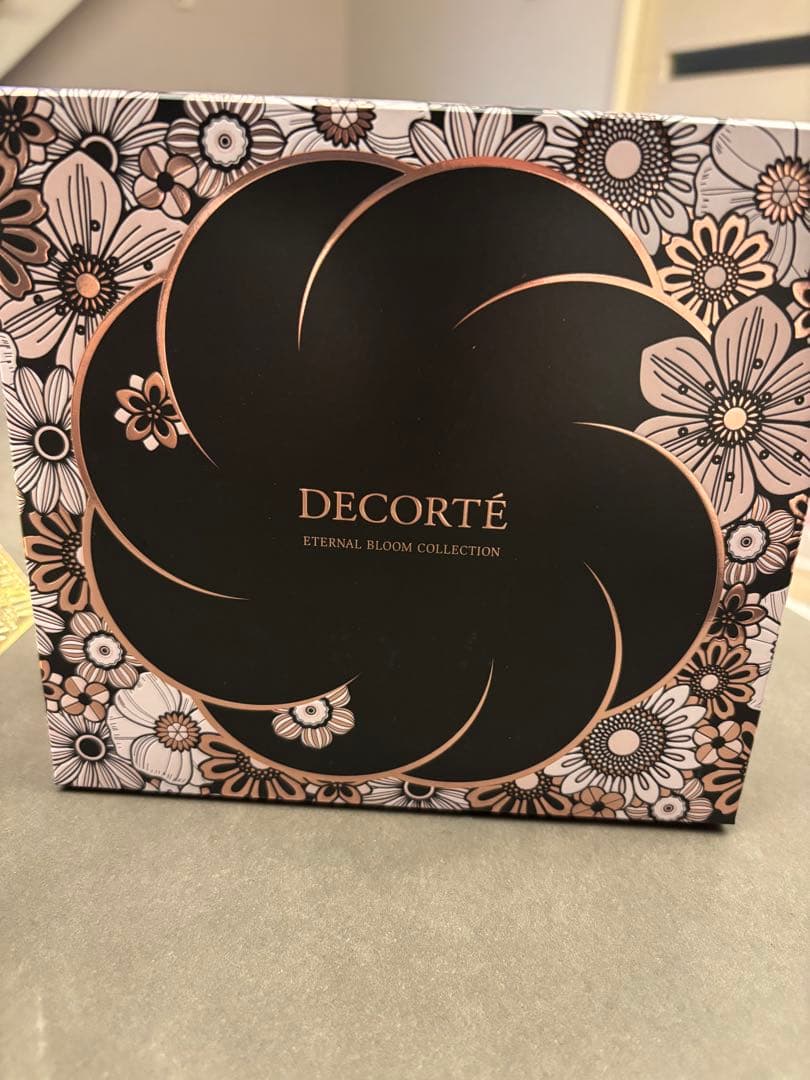 DECORTÉ Eternal Bloom Collection