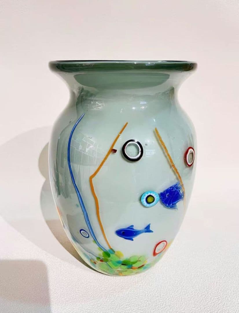 カラフルな魚模様のガラス花瓶