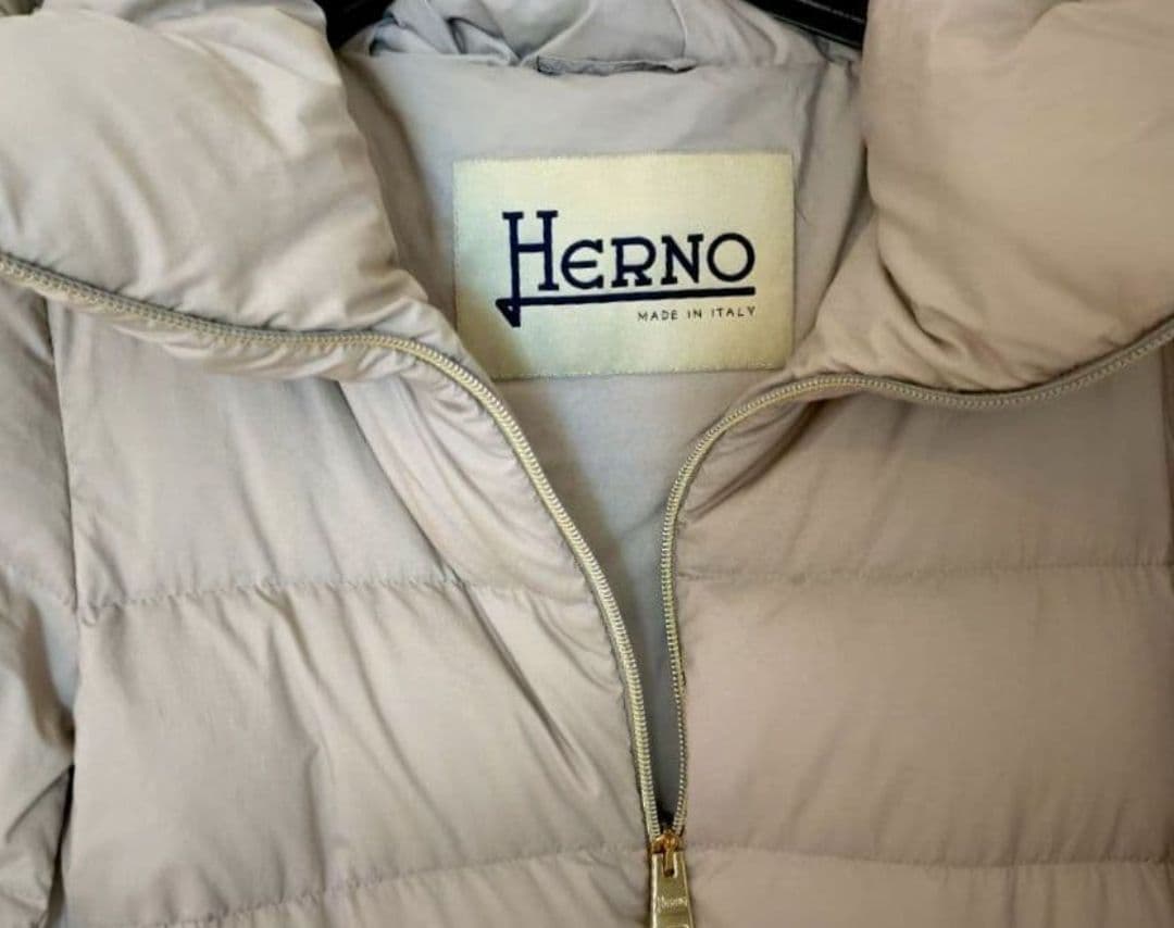 美品 ヘルノ HERNO 背中ウール切替 ダウンコート 44 ライトグレージュ系