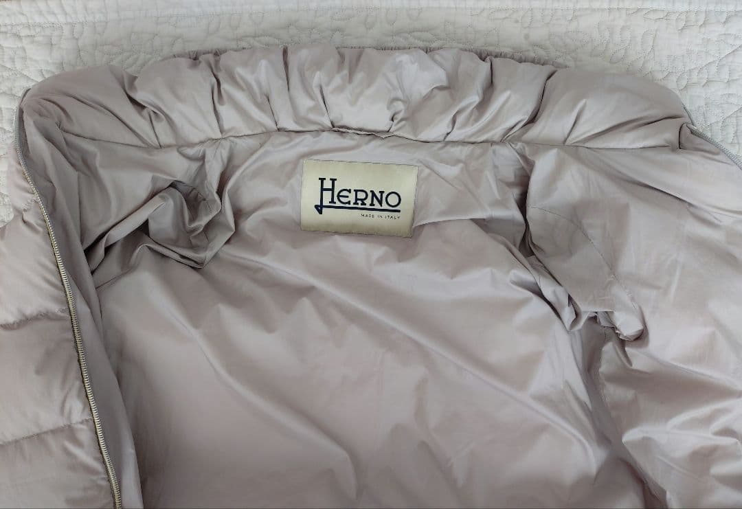 美品 ヘルノ HERNO 背中ウール切替 ダウンコート 44 ライトグレージュ系