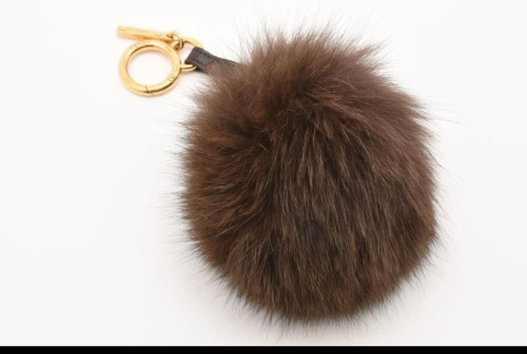 ロ*エ様 （お値下げ）FENDI フェンディ ポンポンチャーム フォックスファー