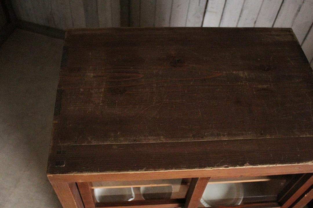 古く味のある木枠格子ガラス戸棚　食器棚　水屋　キャビネット　古家具