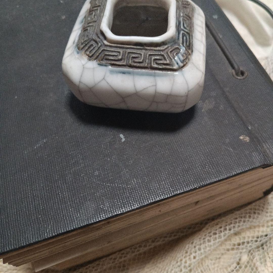 製化年製　1900年代初期　幾何学模様の白色陶器