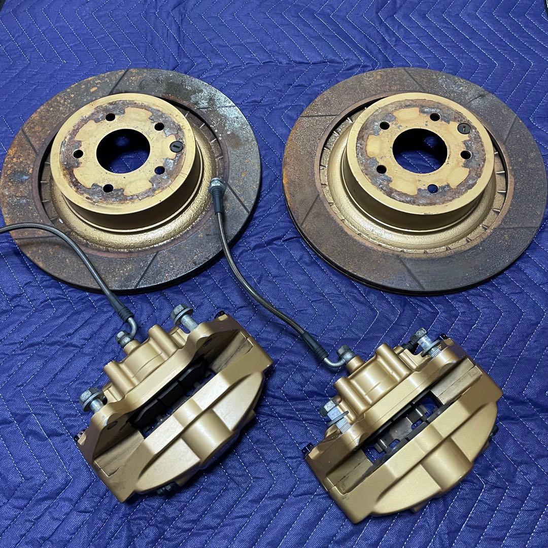 だ*ま様 Y51,V36,アケボノリアブレーキキャリパーとスロット付きリアロータ