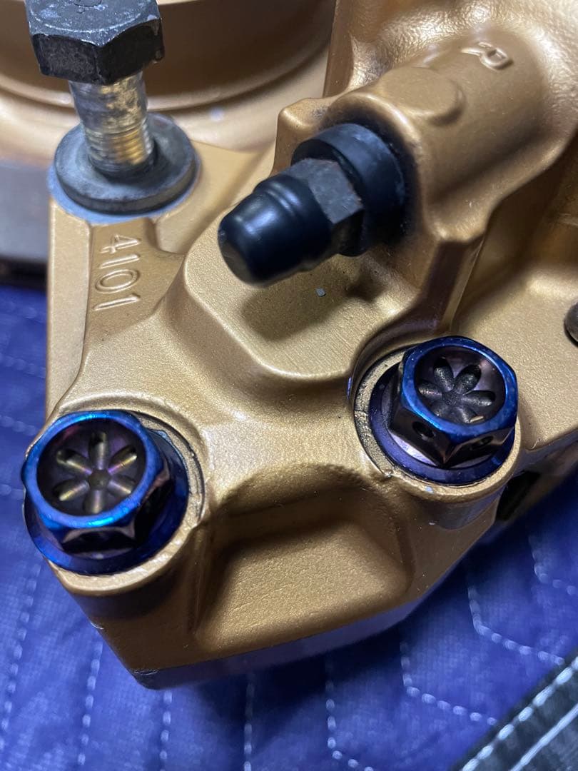 だ*ま様 Y51,V36,アケボノリアブレーキキャリパーとスロット付きリアロータ