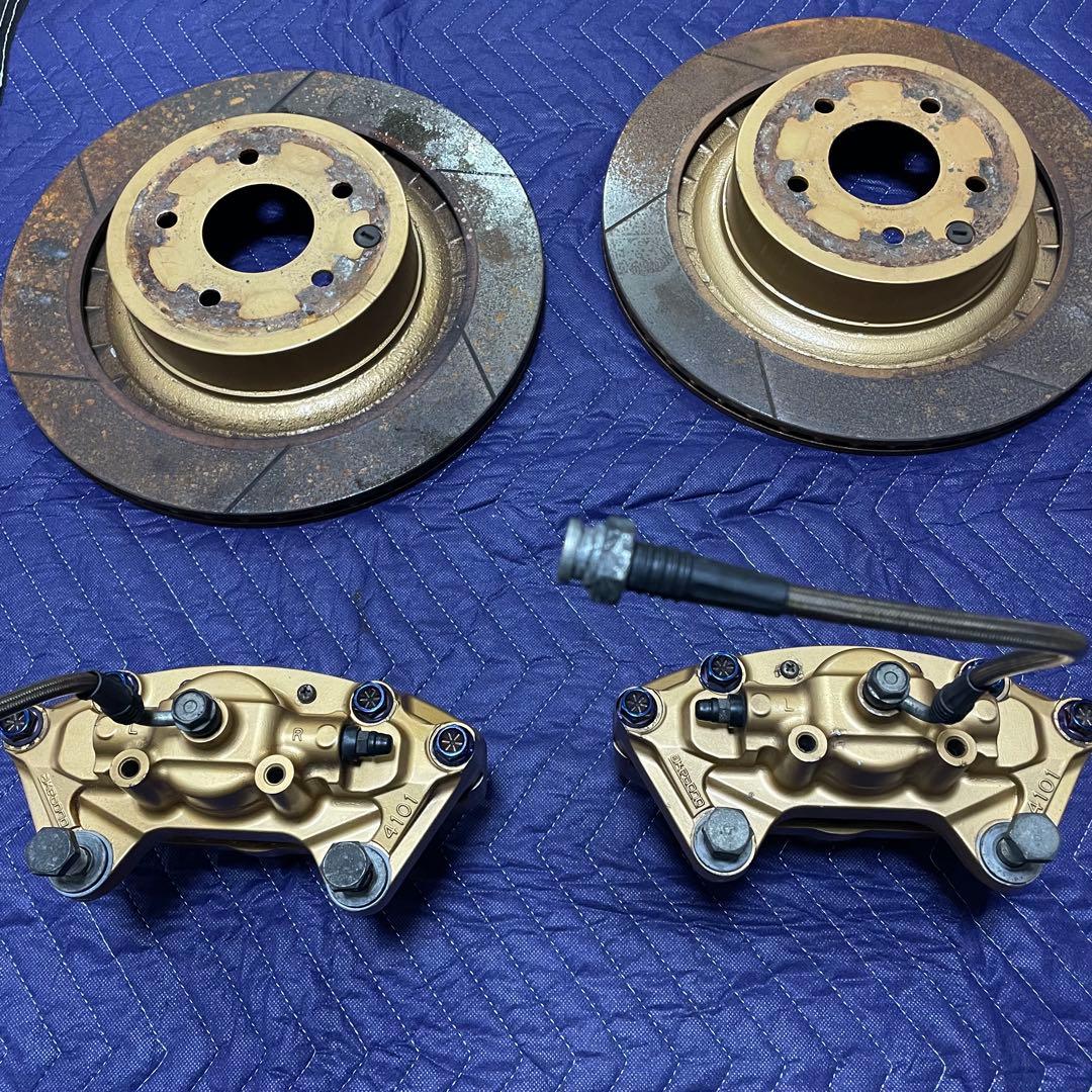 だ*ま様 Y51,V36,アケボノリアブレーキキャリパーとスロット付きリアロータ